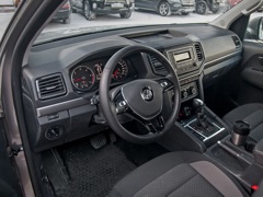 Volkswagen Amarok. Выпускается с 2016 года. Одиннадцать базовых комплектаций. Цены от 2 527 300 до 3 957 400 руб.Двигатель от 2.0 до 3.0, дизельный. Привод полный. КПП: механическая и автоматическая.