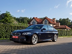 BMW 5 Series Sedan (2010). Выпускается с 2010 года. Семь базовых комплектаций. Цены от 2 540 000 до 4 490 000 руб.Двигатель от 2.0 до 4.4, бензиновый и дизельный. Привод задний и полный. КПП: автоматическая.