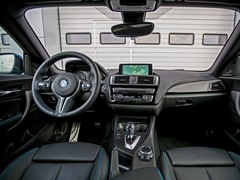 BMW M2 (2015). Выпускается с 2015 года. Две базовые комплектации. Цены от 3 590 000 до 3 922 000 руб.Двигатель 3.0, бензиновый. Привод задний. КПП: механическая и автоматическая.