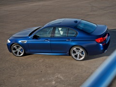 BMW M5 (2011). Выпускается с 2011 года. Одна базовая комплектация. Цена 5 490 000 руб.Двигатель 4.4, бензиновый. Привод задний. КПП: роботизированная.