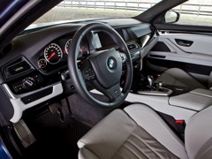BMW M5 (2011). Выпускается с 2011 года. Одна базовая комплектация. Цена 5 490 000 руб.Двигатель 4.4, бензиновый. Привод задний. КПП: роботизированная.
