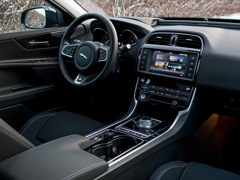 Jaguar XE (2015). Выпускается с 2015 года. Семь базовых комплектаций. Цены от 2 961 000 до 4 263 000 руб.Двигатель от 2.0 до 3.0, дизельный и бензиновый. Привод полный и задний. КПП: автоматическая.