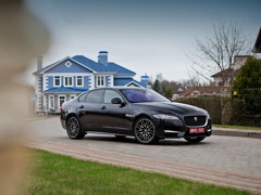 Jaguar XF. Выпускается с 2015 года. Восемь базовых комплектаций. Цены от 3 658 000 до 5 253 000 руб.Двигатель от 2.0 до 3.0, бензиновый и дизельный. Привод задний и полный. КПП: автоматическая.