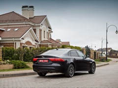 Jaguar XF. Выпускается с 2015 года. Восемь базовых комплектаций. Цены от 3 658 000 до 5 253 000 руб.Двигатель от 2.0 до 3.0, бензиновый и дизельный. Привод задний и полный. КПП: автоматическая.