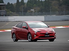 Toyota Prius. Выпускается с 2015 года. Одна базовая комплектация. Цена 2 322 000 руб.Двигатель 1.8, гибридный. Привод передний. КПП: вариатор.