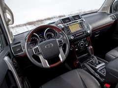Toyota Land Cruiser Prado (2009). Выпускается с 2009 года. Четырнадцать базовых комплектаций. Цены от 1 997 000 до 3 807 000 руб.Двигатель от 2.7 до 4.0, бензиновый и дизельный. Привод полный. КПП: механическая и автоматическая.