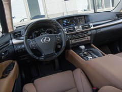 Lexus LS (2007). Выпускается с 2007 года. Семь базовых комплектаций. Цены от 5 721 000 до 7 262 000 руб.Двигатель 4.6, бензиновый. Привод задний и полный. КПП: автоматическая.