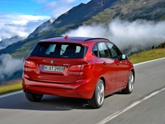 BMW 2 Series Active Tourer. Выпускается с 2013 года. Две базовые комплектации. Цены от 1 810 000 до 1 971 700 руб.Двигатель 1.5, бензиновый. Привод передний. КПП: механическая и автоматическая.
