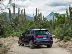 Audi Q5 (2017). Выпускается с 2017 года. Восемь базовых комплектаций. Цены от 3 355 000 до 3 988 000 руб.Двигатель от 2.0 до 3.0, бензиновый и дизельный. Привод полный. КПП: роботизированная и автоматическая.