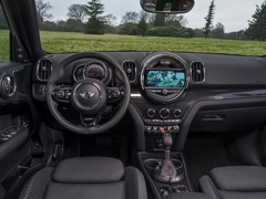 MINI Cooper S Countryman All4 (2017). Выпускается с 2017 года. Одна базовая комплектация. Цена 2 490 000 руб.Двигатель 2.0, бензиновый. Привод полный. КПП: автоматическая.