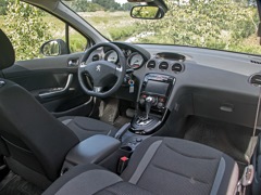 Peugeot 408. Выпускается с 2012 года. Три базовые комплектации. Цены от 1 399 000 до 1 526 000 руб.Двигатель 1.6, бензиновый. Привод передний. КПП: механическая и автоматическая.
