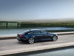 Jaguar XJ. Выпускается с 2009 года. Четырнадцать базовых комплектаций. Цены от 6 590 000 до 10 689 000 руб.Двигатель от 3.0 до 5.0, бензиновый и дизельный. Привод полный и задний. КПП: автоматическая.