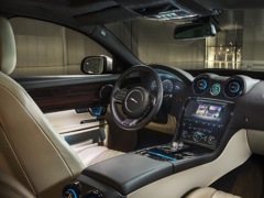 Jaguar XJ. Выпускается с 2009 года. Четырнадцать базовых комплектаций. Цены от 6 590 000 до 10 689 000 руб.Двигатель от 3.0 до 5.0, бензиновый и дизельный. Привод полный и задний. КПП: автоматическая.