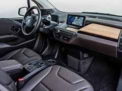 BMW i3 (2013). Выпускается с 2013 года. Одна базовая комплектация. Цена 4 360 000 руб.Привод задний. КПП: автоматическая.