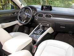 Mazda CX-5. Выпускается с 2017 года. Восемь базовых комплектаций. Цены от 1 881 000 до 3 000 000 руб.Двигатель от 2.0 до 2.5, бензиновый. Привод передний и полный. КПП: механическая и автоматическая.