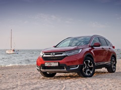 Honda CR-V (2016). Выпускается с 2016 года. Шесть базовых комплектаций. Цены от 2 243 900 до 2 825 900 руб.Двигатель от 2.0 до 2.4, бензиновый. Привод полный. КПП: вариатор.