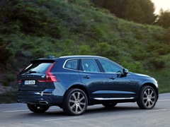 Volvo XC60. Выпускается с 2017 года. Тринадцать базовых комплектаций. Цены от 3 449 000 до 5 679 000 руб.Двигатель 2.0, бензиновый, дизельный и гибридный. Привод полный. КПП: автоматическая.