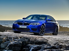 BMW M5 (2017). Выпускается с 2017 года. Две базовые комплектации. Цены от 8 280 000 до 8 300 000 руб.Двигатель 4.4, бензиновый. Привод полный. КПП: автоматическая.