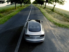 Tesla Model 3. Выпускается с 2017 года. Три базовые комплектации. Цены от 4 530 000 до 6 000 000 руб.Привод задний и полный. КПП: автоматическая.