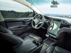 Tesla Model X. Выпускается с 2016 года. Три базовые комплектации. Цены от 8 800 000 до 15 700 000 руб.Привод полный. КПП: автоматическая.