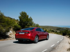 Mazda 6 (2012). Выпускается с 2012 года. Восемь базовых комплектаций. Цены от 1 377 000 до 1 942 000 руб.Двигатель от 2.0 до 2.5, бензиновый. Привод передний. КПП: автоматическая.