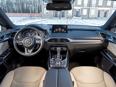 Mazda CX-9 (2016). Выпускается с 2016 года. Четыре базовые комплектации. Цены от 3 108 000 до 3 818 000 руб.Двигатель 2.5, бензиновый. Привод полный. КПП: автоматическая.