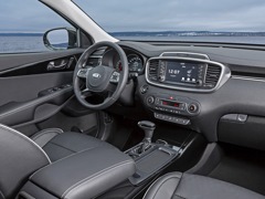 Kia Sorento Prime. Выпускается с 2017 года. Тринадцать базовых комплектаций. Цены от 2 104 900 до 3 054 900 руб.Двигатель от 2.2 до 3.5, бензиновый и дизельный. Привод передний и полный. КПП: автоматическая.