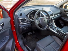 Mitsubishi Eclipse Cross (2017). Выпускается с 2017 года. Две базовые комплектации. Цены от 2 180 000 до 2 526 000 руб.Двигатель 1.5, бензиновый. Привод передний и полный. КПП: вариатор.