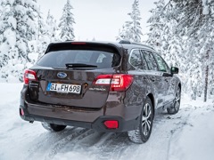 Subaru Outback (2017). Выпускается с 2017 года. Пять базовых комплектаций. Цены от 3 049 000 до 4 099 900 руб.Двигатель от 2.5 до 3.6, бензиновый. Привод полный. КПП: вариатор.