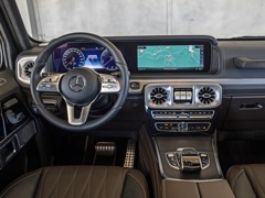 Mercedes-Benz G 5D. Выпускается с 2018 года. Три базовые комплектации. Цены от 11 500 000 до 15 030 000 руб.Двигатель от 2.9 до 4.0, дизельный и бензиновый. Привод полный. КПП: автоматическая.