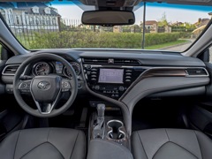 Toyota Camry (2017). Выпускается с 2017 года. Десять базовых комплектаций. Цены от 1 826 000 до 2 822 500 руб.Двигатель от 2.0 до 3.5, бензиновый. Привод передний. КПП: автоматическая.