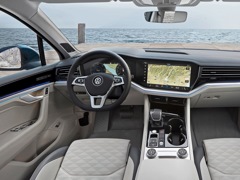 Volkswagen Touareg. Выпускается с 2018 года. Шесть базовых комплектаций. Цены от 8 669 500 до 9 573 600 руб.Двигатель 3.0, дизельный. Привод полный. КПП: автоматическая.