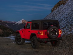 Jeep Wrangler 2D. Выпускается с 2017 года. Три базовые комплектации. Цены от 3 500 000 до 4 100 000 руб.Двигатель 2.0, бензиновый. Привод полный. КПП: автоматическая.