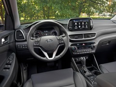Hyundai Tucson (2018). Выпускается с 2018 года. Шестнадцать базовых комплектаций. Цены от 1 744 000 до 2 509 000 руб.Двигатель от 2.0 до 2.4, бензиновый и дизельный. Привод передний и полный. КПП: механическая и автоматическая.
