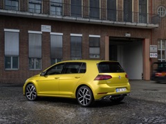 Volkswagen Golf 5D (2017). Выпускается с 2017 года. Четыре базовые комплектации. Цены от 1 429 900 до 1 689 900 руб.Двигатель 1.4, бензиновый. Привод передний. КПП: роботизированная.