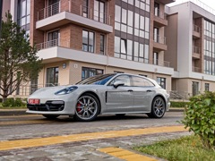 Porsche Panamera Sport Turismo (2016). Выпускается с 2016 года. Шесть базовых комплектаций. Цены от 7 121 000 до 13 061 000 руб.Двигатель от 2.9 до 4.0, бензиновый и гибридный. Привод полный. КПП: роботизированная.