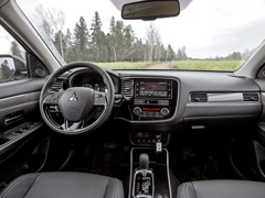 Mitsubishi Outlander. Выпускается с 2018 года. Одиннадцать базовых комплектаций. Цены от 1 919 000 до 2 769 000 руб.Двигатель от 2.0 до 3.0, бензиновый. Привод передний и полный. КПП: вариатор и автоматическая.