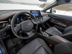 Toyota C-HR (2016). Выпускается с 2016 года. Три базовые комплектации. Цены от 1 367 000 до 2 168 000 руб.Двигатель от 1.2 до 2.0, бензиновый. Привод передний и полный. КПП: механическая и вариатор.