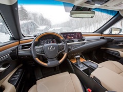 Lexus ES. Выпускается с 2018 года. Восемь базовых комплектаций. Цены от 3 565 500 до 5 496 500 руб.Двигатель от 2.0 до 3.5, бензиновый. Привод передний. КПП: автоматическая.