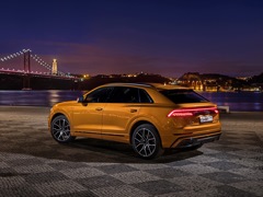 Audi Q8. Выпускается с 2018 года. Восемь базовых комплектаций. Цены от 6 520 000 до 7 560 000 руб.Двигатель 3.0, дизельный и бензиновый. Привод полный. КПП: автоматическая.