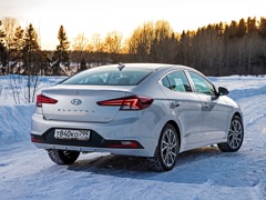 Hyundai Elantra (2018). Выпускается с 2018 года. Шесть базовых комплектаций. Цены от 1 235 000 до 1 405 000 руб.Двигатель от 1.6 до 2.0, бензиновый. Привод передний. КПП: автоматическая и механическая.