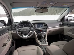 Hyundai Elantra (2018). Выпускается с 2018 года. Шесть базовых комплектаций. Цены от 1 235 000 до 1 405 000 руб.Двигатель от 1.6 до 2.0, бензиновый. Привод передний. КПП: автоматическая и механическая.