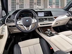 BMW X7. Выпускается с 2018 года. Пять базовых комплектаций. Цены от 6 660 000 до 10 450 000 руб.Двигатель от 3.0 до 4.4, дизельный и бензиновый. Привод полный. КПП: автоматическая.