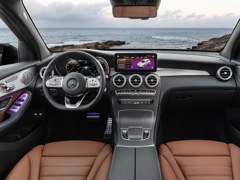 Mercedes-Benz GLC. Выпускается с 2019 года. Четыре базовые комплектации. Цены от 4 690 000 до 5 470 000 руб.Двигатель 2.0, дизельный и бензиновый. Привод полный. КПП: автоматическая.