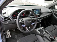 Hyundai i30 N. Выпускается с 2017 года. Две базовые комплектации. Цены от 2 200 000 до 2 350 000 руб.Двигатель 2.0, бензиновый. Привод передний. КПП: механическая.