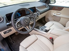 Mercedes-Benz B. Выпускается с 2018 года. Одна базовая комплектация. Цена 2 040 000 руб.Двигатель 1.3, бензиновый. Привод передний. КПП: роботизированная.