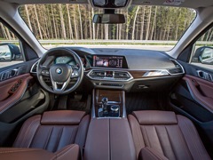 BMW X5. Выпускается с 2018 года. Шесть базовых комплектаций. Цены от 7 190 000 до 9 550 000 руб.Двигатель от 2.0 до 4.4, дизельный и бензиновый. Привод полный. КПП: автоматическая.