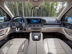 Mercedes-Benz GLE. Выпускается с 2018 года. Семь базовых комплектаций. Цены от 6 100 000 до 9 900 000 руб.Двигатель от 2.0 до 3.0, дизельный, гибридный и бензиновый. Привод полный. КПП: автоматическая.