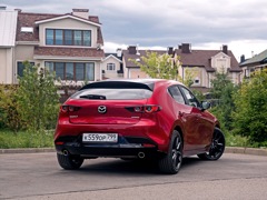 Mazda 3 Hatchback. Выпускается с 2019 года. Пять базовых комплектаций. Цены от 1 523 000 до 1 786 000 руб.Двигатель от 1.5 до 2.0, бензиновый. Привод передний. КПП: механическая и автоматическая.