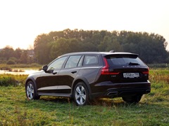 Volvo V60 Cross Country. Выпускается с 2018 года. Одна базовая комплектация. Цена 3 149 000 руб.Двигатель 2.0, бензиновый. Привод полный. КПП: автоматическая.